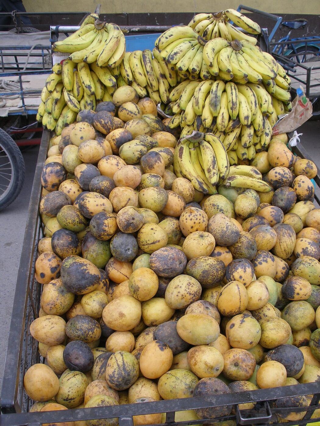 La fruta amazónica llega a Lima a diario por vía terrestre y aérea.